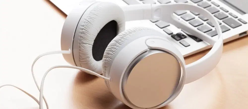 Headphones Wireless vs Wired: Which is Best for You?