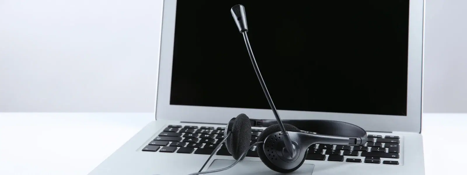 Headphones and Headset Difference: Key Features Compared