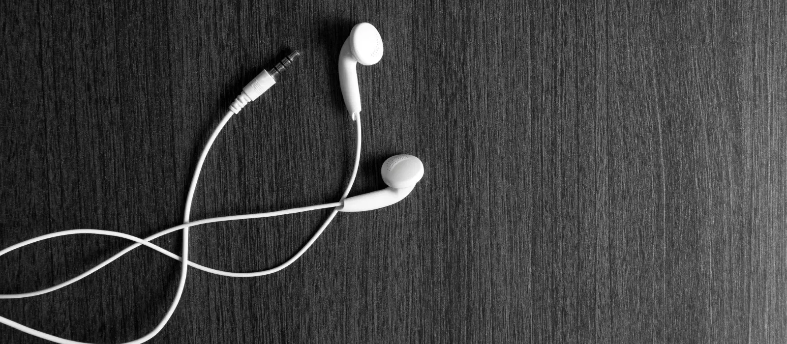 How to Choose: Are Headphones Better Than Earphones?