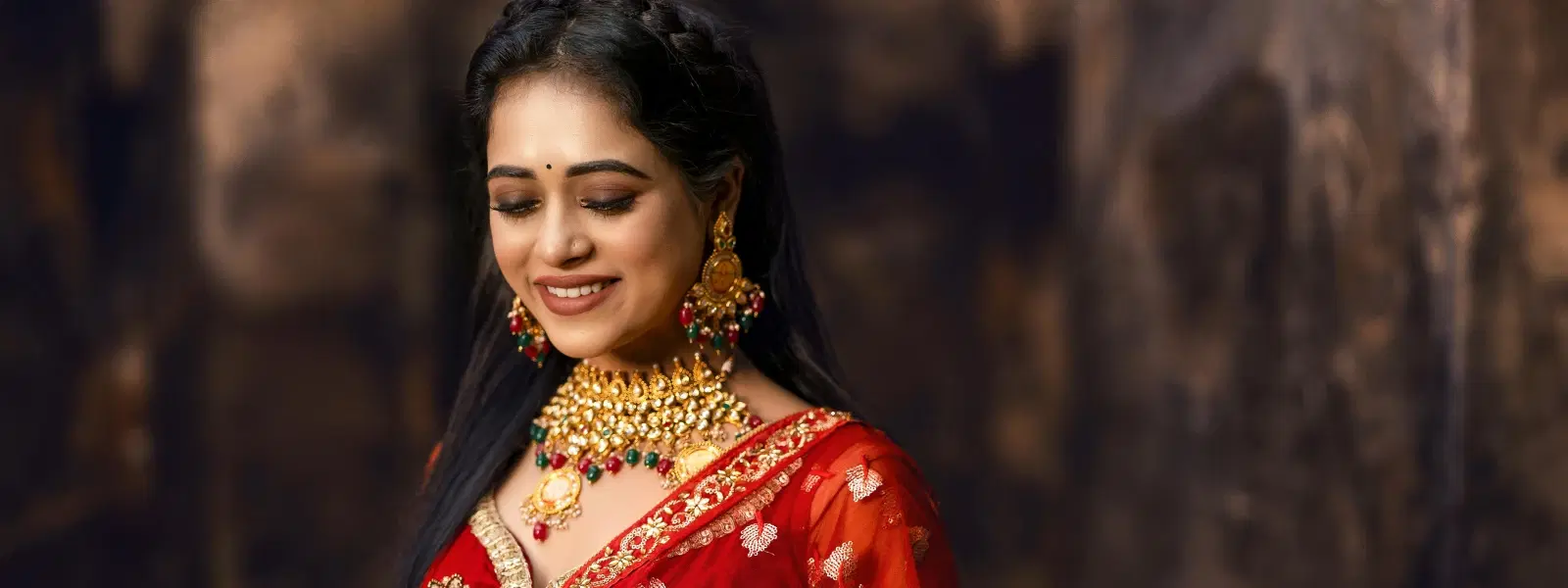 How to Style a Pearl Necklace with Saree Elegantly