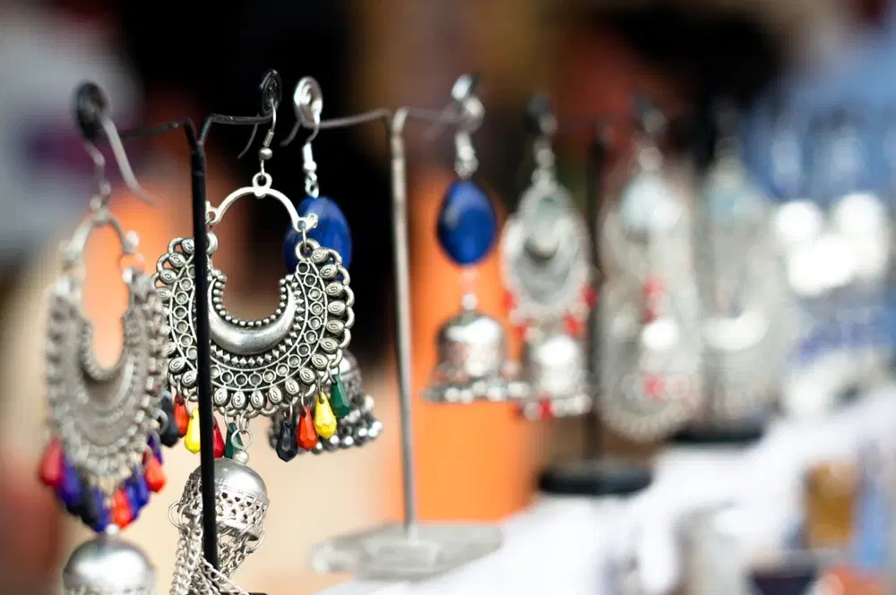 Jaipur Jewelry vs Traditional Jewelry: What Sets Them Apart