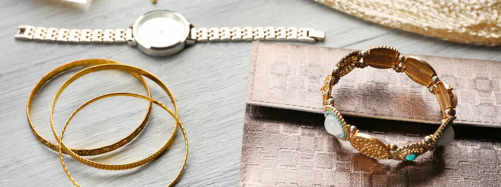 Statement Pieces vs Luxury Accessories: Which Stands Out?