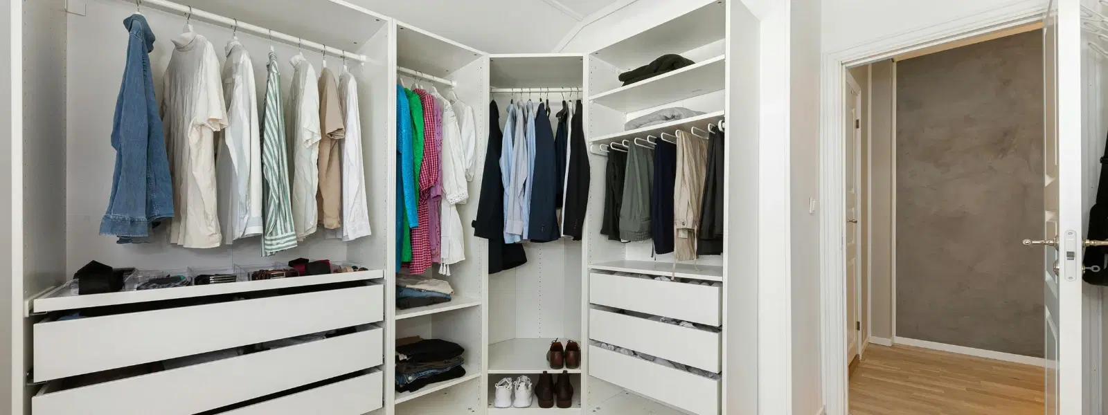 The Art of Curating a Luxury Capsule Wardrobe
