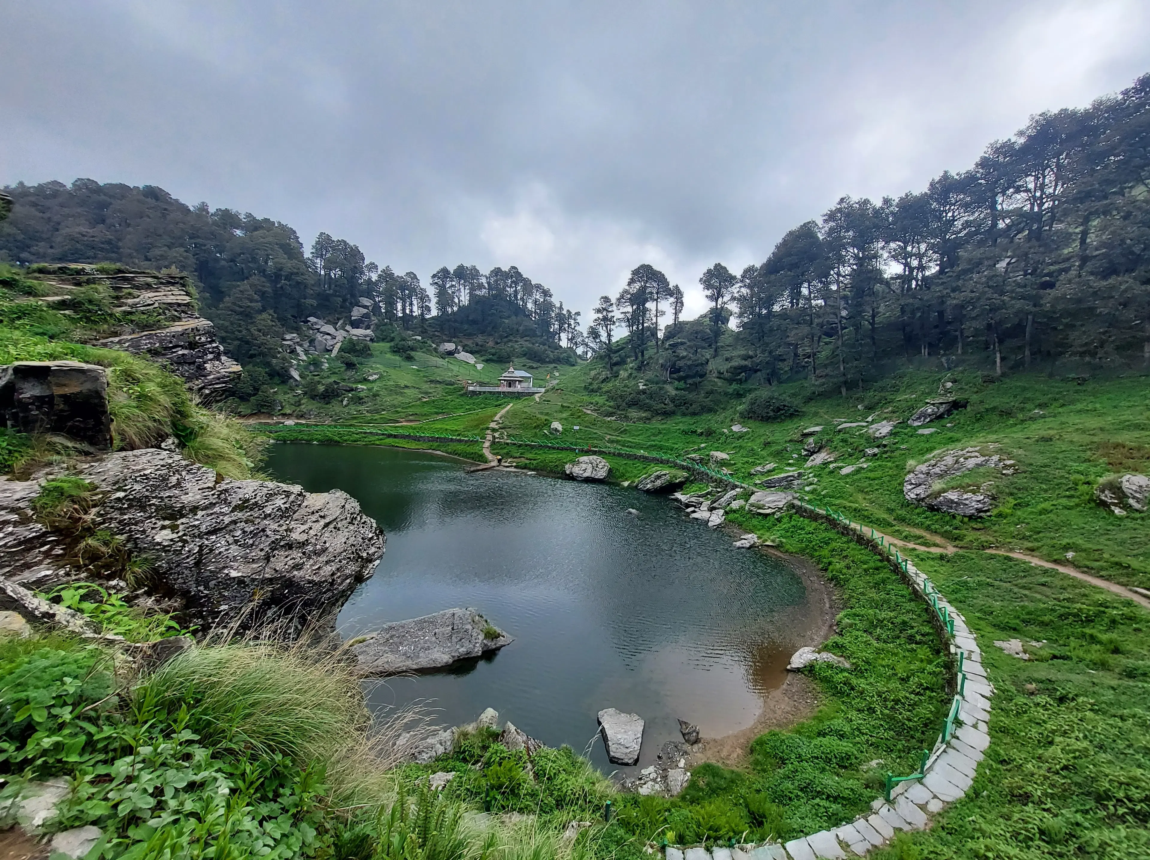 10 Romantic Monsoon Getaways Near Pune for Couples