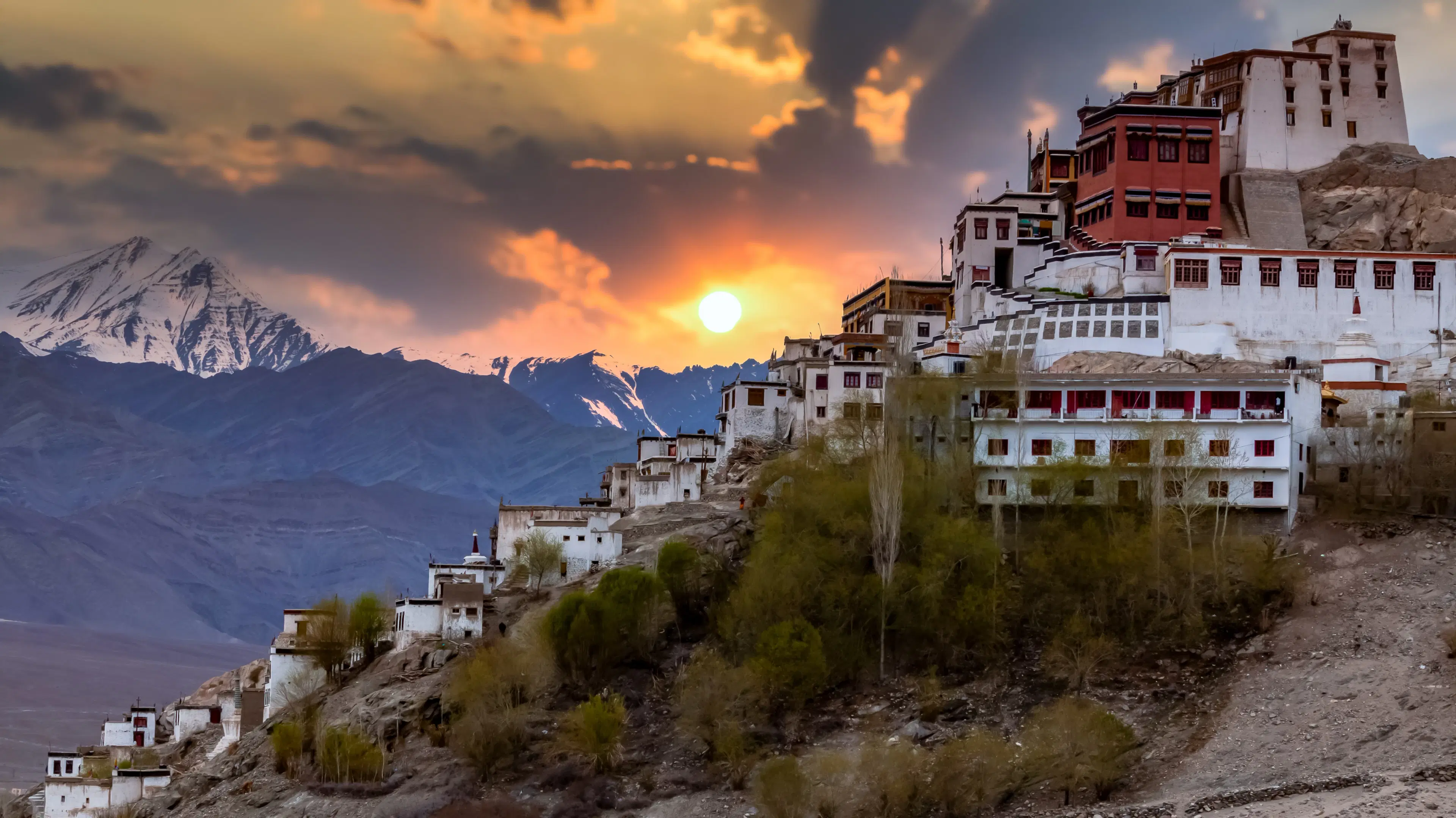 Your Checklist for the Best Time to Visit Kashmir & Ladakh